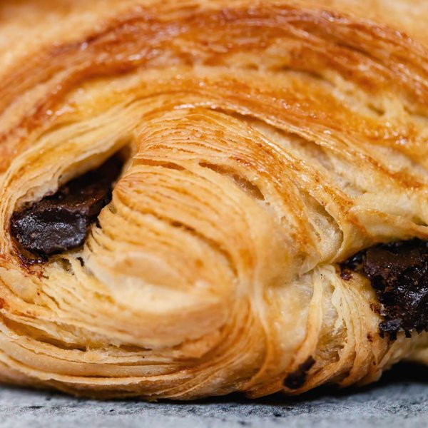 viennoiserie pain au chocolat pâte à croissant au beurre avec deux barres de chocolat boulangerie pâtisserie Lafitau Brignoles 83