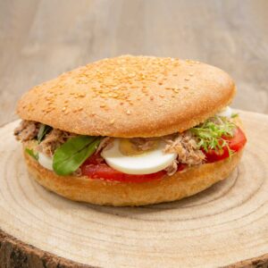 Pan bagnat pause salée salade tomates œuf thon mayonnaise vinaigrette pain semoule de blé dur boulangerie pâtisserie Lafitau Brignoles 83