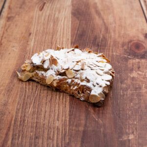 viennoiserie croissant aux amandes pâte à croissant au beurre crème d'amandes boulangerie pâtisserie Lafitau Brignoles 83