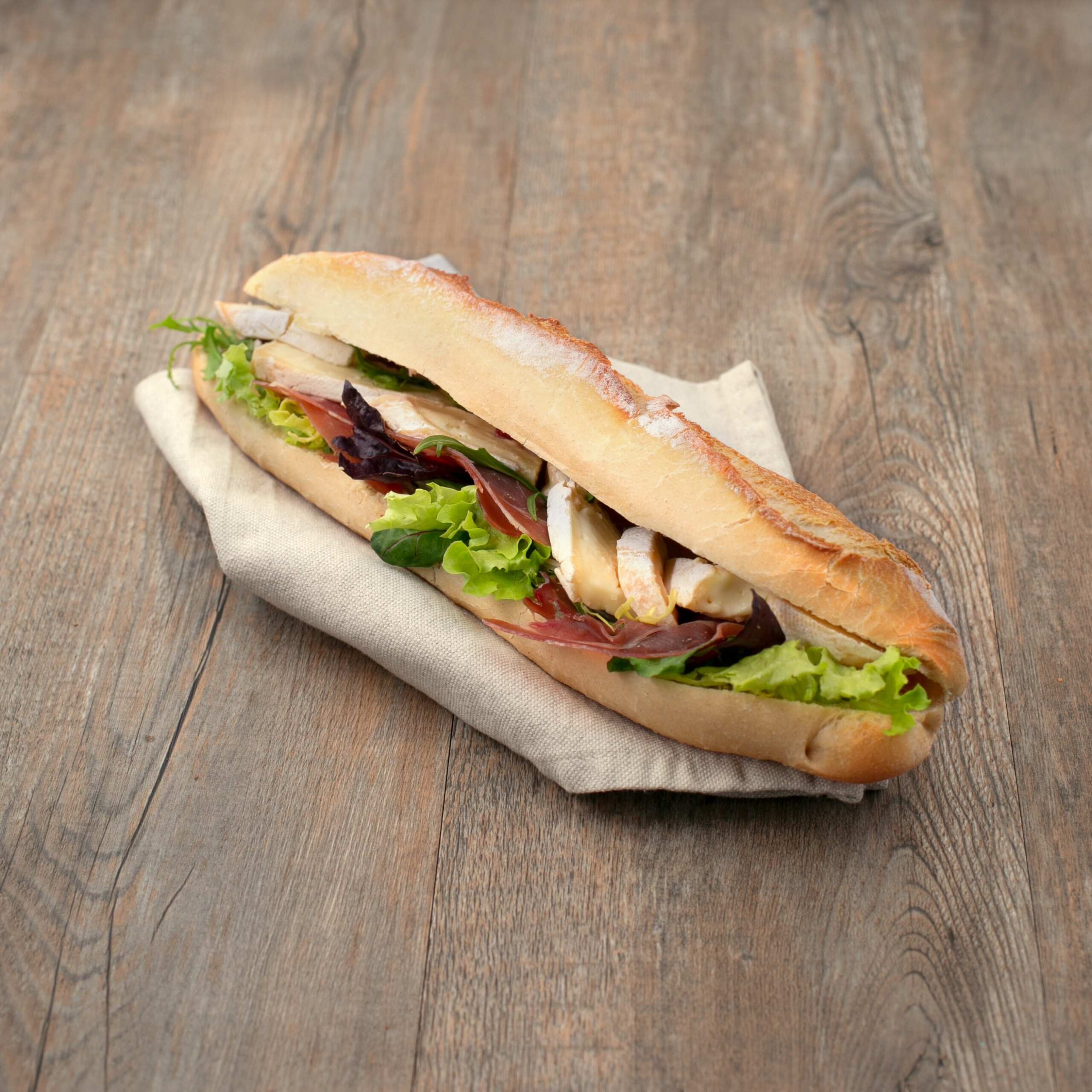 Sandwich Savoyard, pause salée est un pain tradition Faïssine garni de jambon cru, reblochon et de salade. Boulangerie Lafitau 83 Var